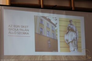 Szalézi Szent Ferenc szobra az egri siket-iskola falán
